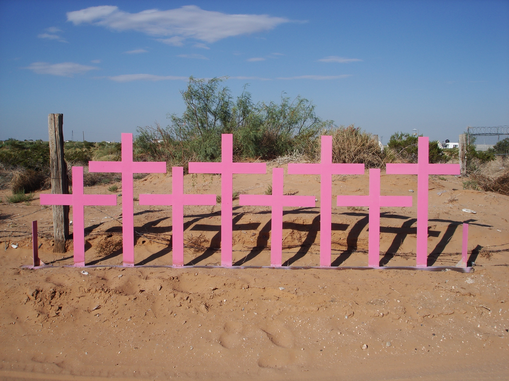Kreuze zum Andenken an ermordete Frauen in Lomas del Poleo (Chihuaha), Quelle: wikimedia commons/iose. CCO.