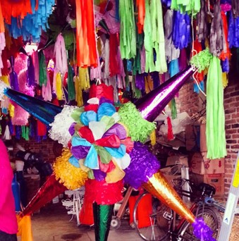Piñata de estética clásica en una tienda artesanal en Metepec, Estado de México 2013 © Martha P. Monroy