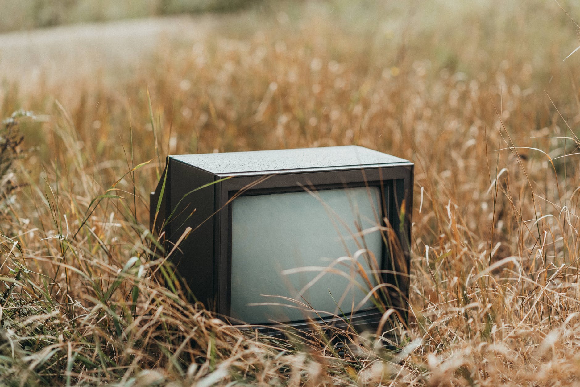 televisor en un campo, © pexels/Anete Lusina
