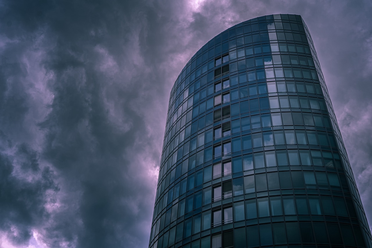 Threatening-looking office tower, https://pixabay.com/de/photos/building-tower-office-building-sky-4504413/