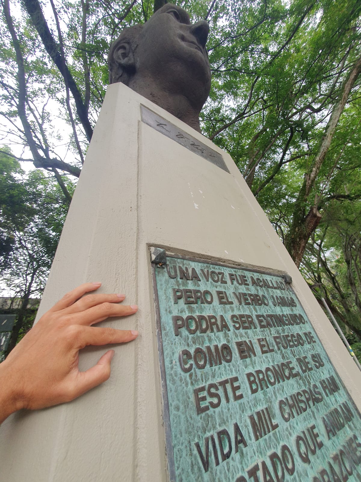 Hand reaching out to a place of remembrance: the presence of the past by touching it, Foto: Florian Homann